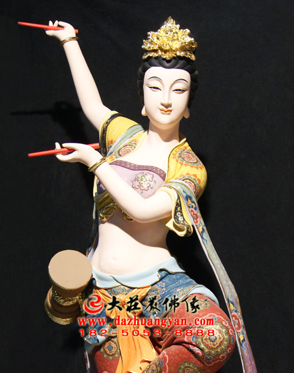 生漆脱胎鼓手伎乐天彩绘神像正面近照 生漆脱胎鼓手伎乐天彩绘神像正面近照