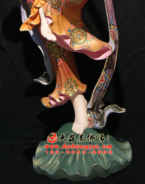 生漆脱胎鼓手伎乐天彩绘神像局部特写 生漆脱胎鼓手伎乐天彩绘神像局部特写