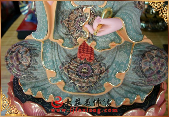 观音菩萨局部彩绘像 彩绘观音菩萨局部特写