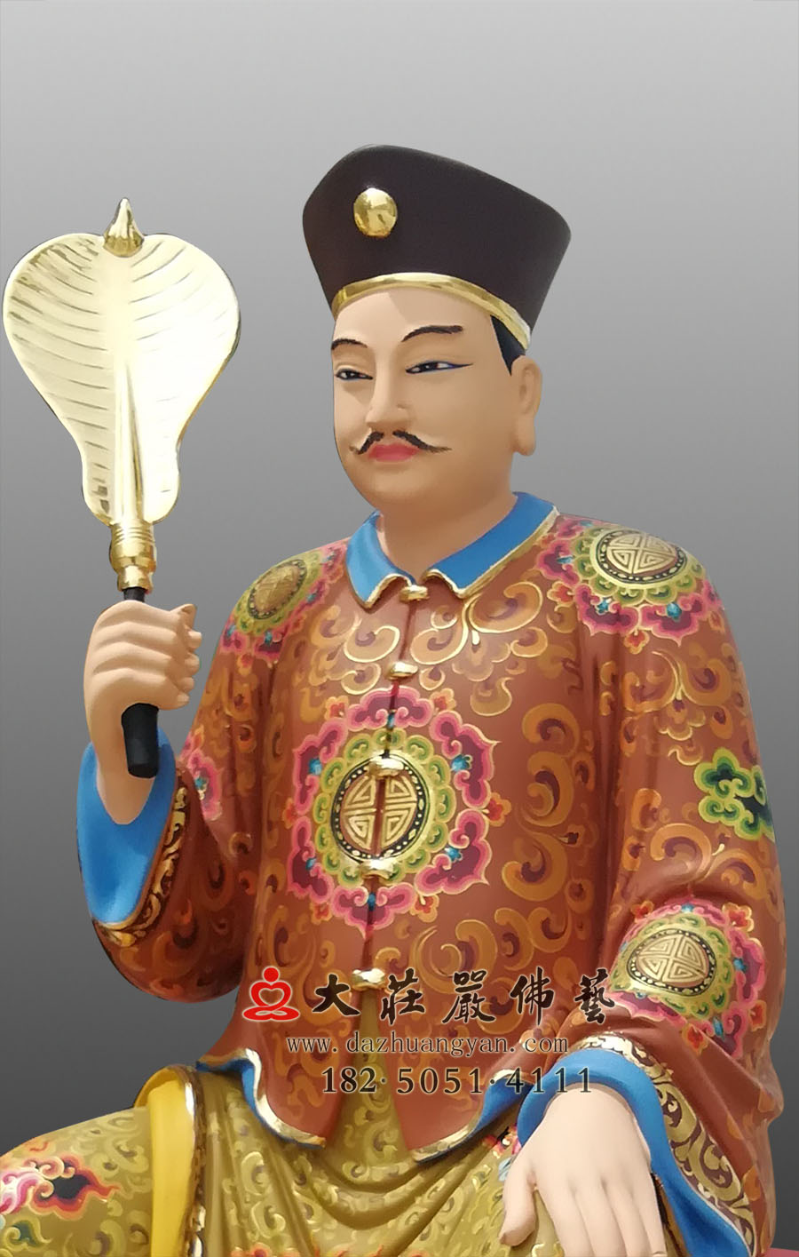 铜雕员外侧面近照