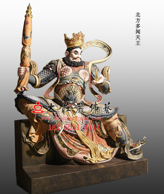 四大天王之北方多闻天王彩绘塑像在左侧照