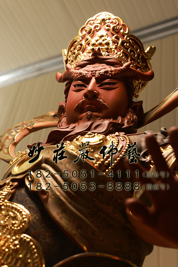 龙王塑像局部特写