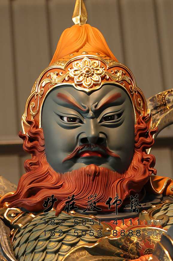 ‌温琼元帅‌塑像正面近照