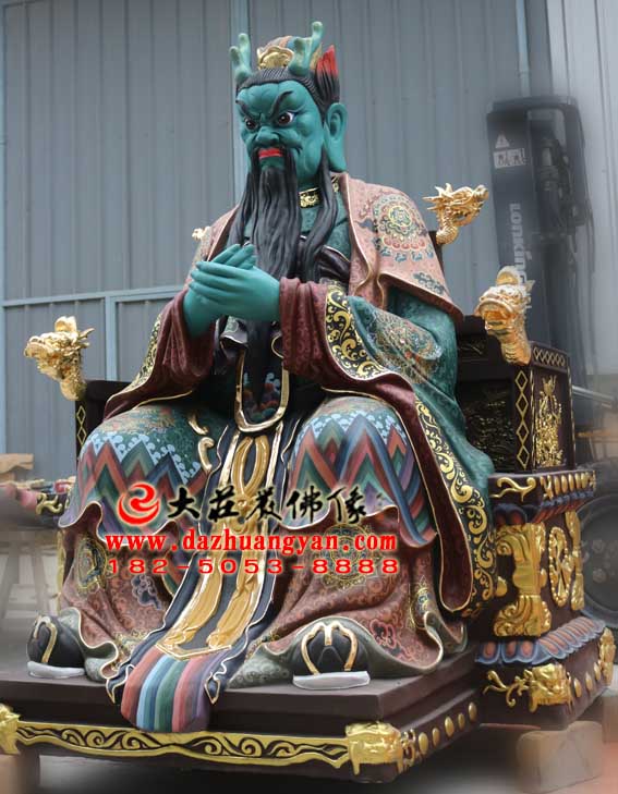龙王彩绘坐像近照