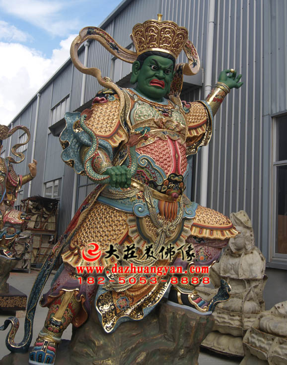 护法神西方广目天王彩绘佛像侧面照 护法神西方广目天王彩绘佛像侧面照